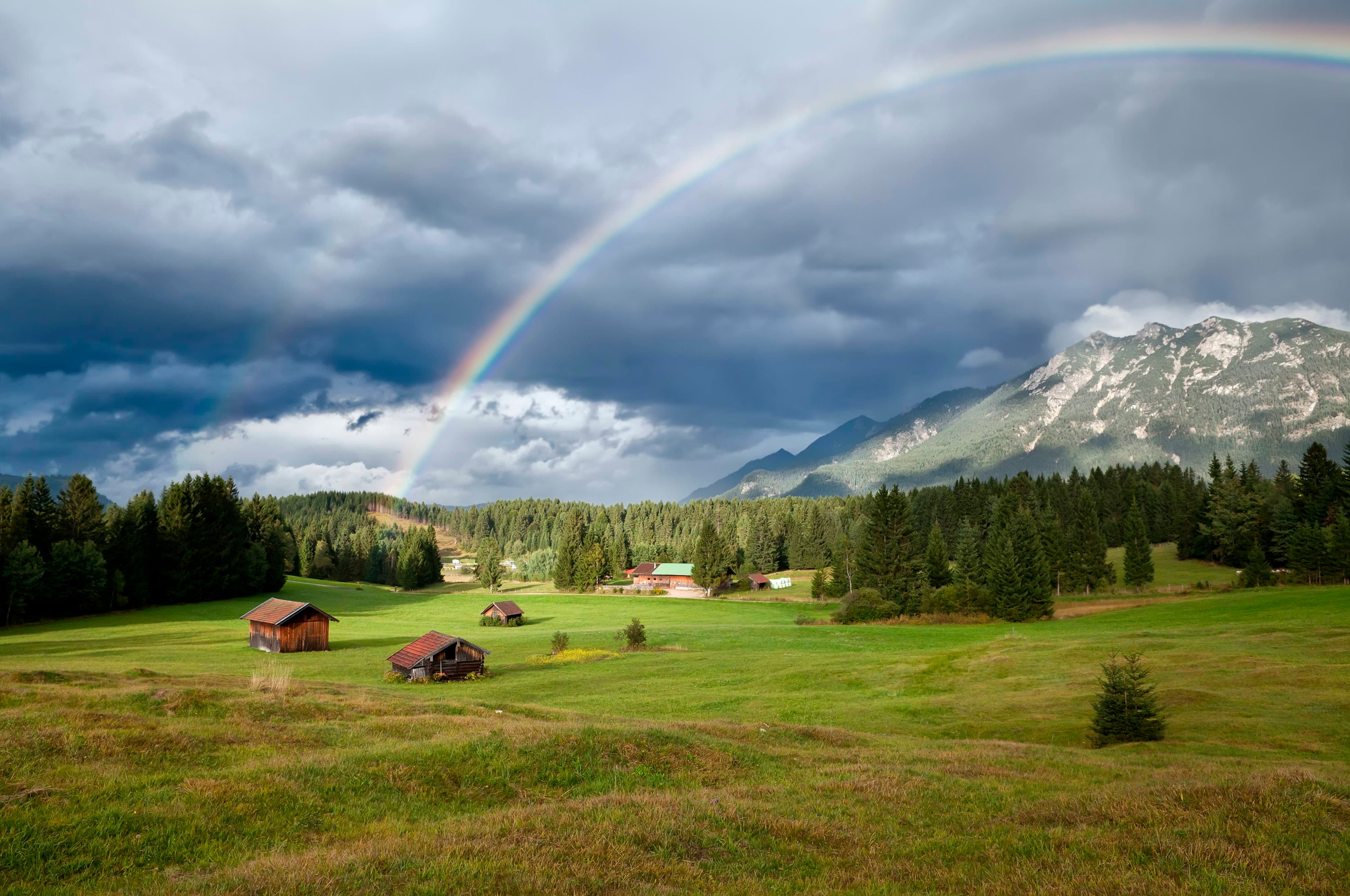 Mit Regenschauern ist am Pfingstwochenende immer wieder zu rechnen. Foto: Regenbogen im Karwendel 