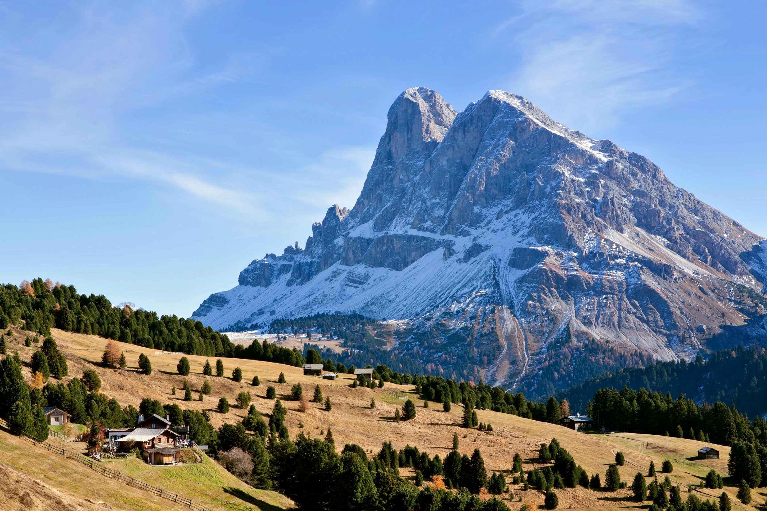 Die Schatzerhütte (2.004 m) in Südtirol mit Ausblick auf den Peitlerkofel 