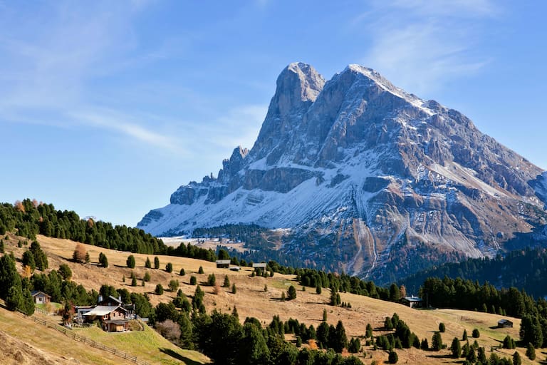 Die Schatzerhütte (2.004 m) in Südtirol mit Ausblick auf den Peitlerkofel 