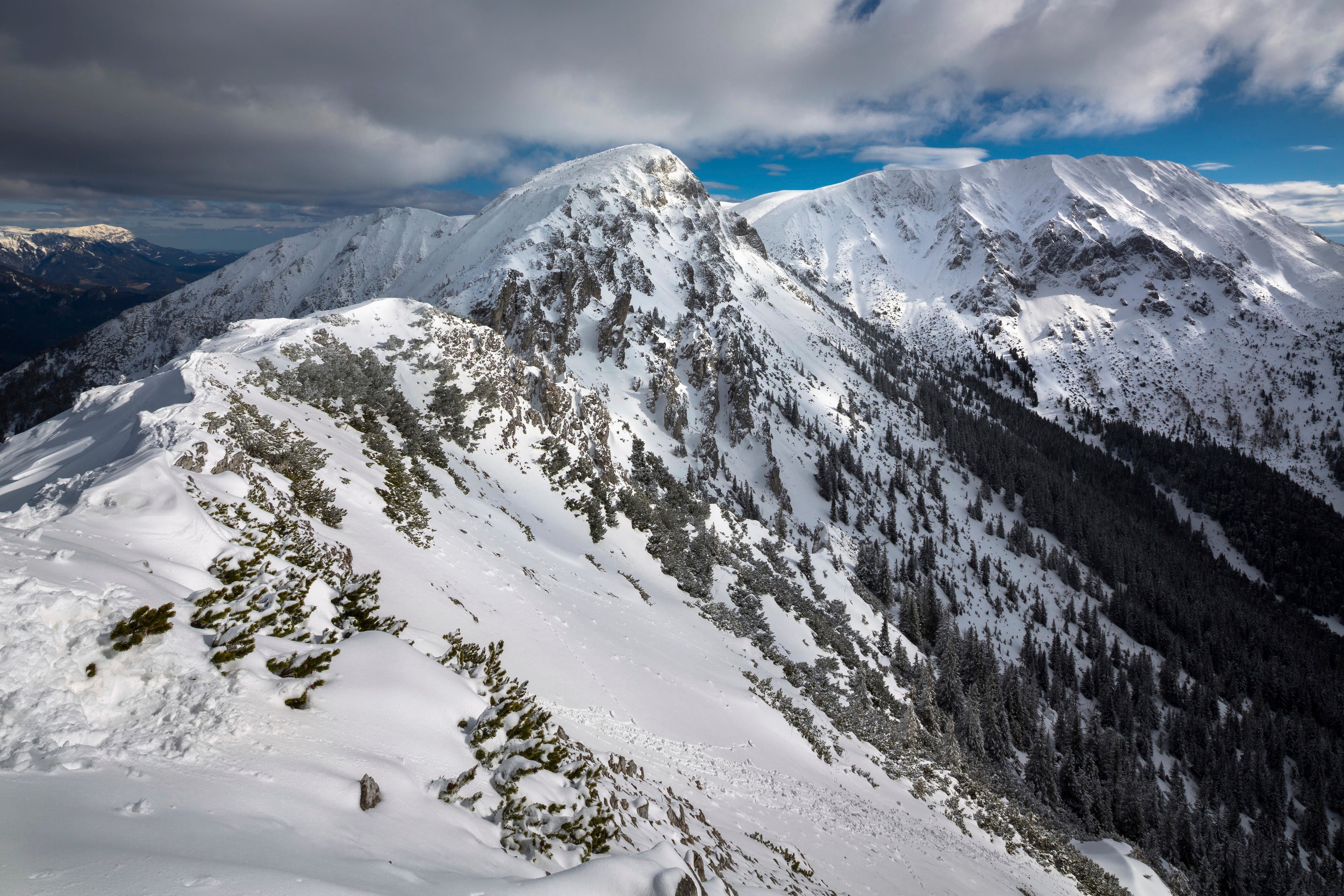 Aktuell herrschen traumhafte Skitourenbedingungen in den Mürzsteger Alpen in der Hochsteiermark, im Bild der Gipfel des Großen Wildkamm und der Hohen Veitsch (rechts) 