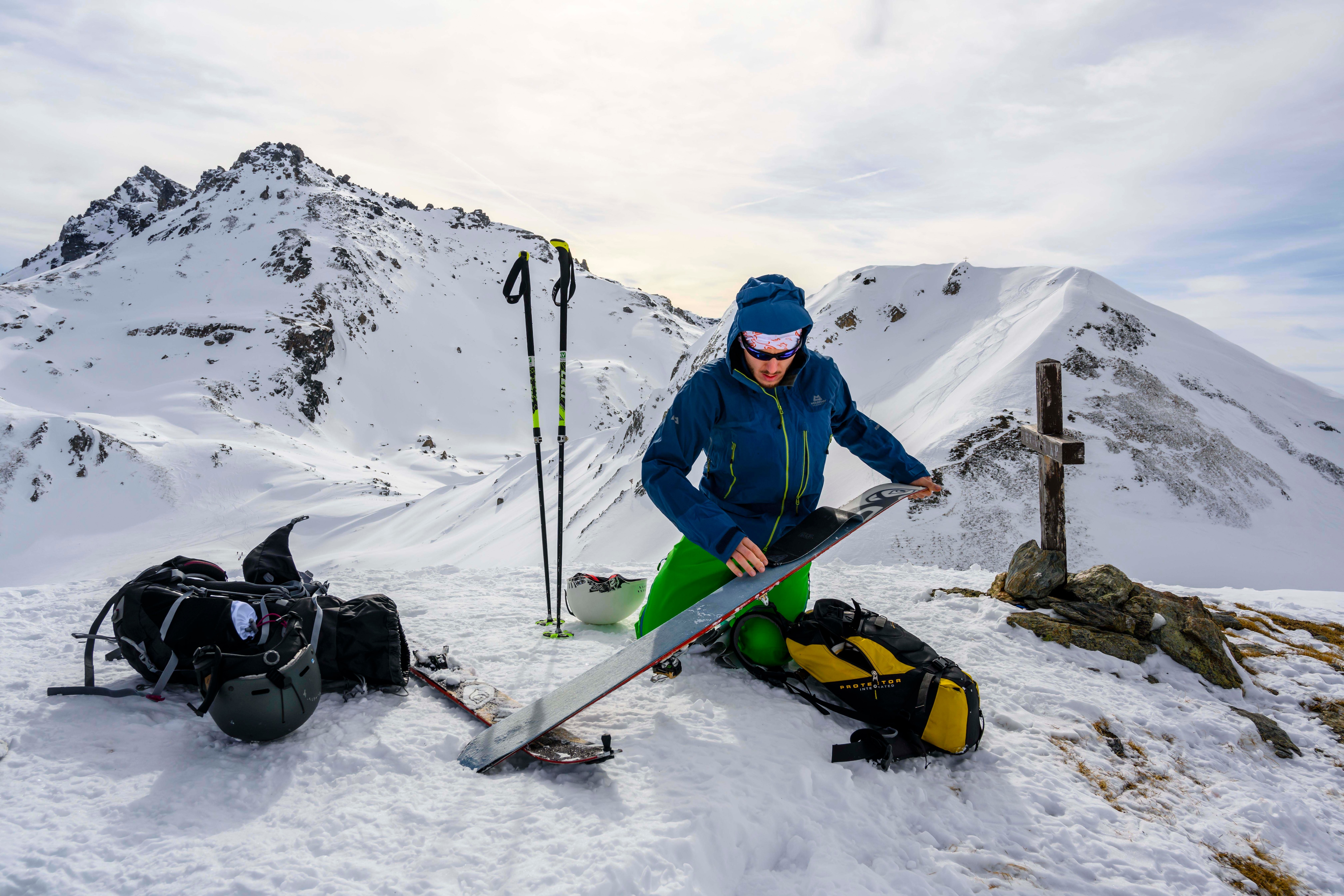 Ein Skitourengeher beim Anfellen am Gipfel in den Tuxer Alpen