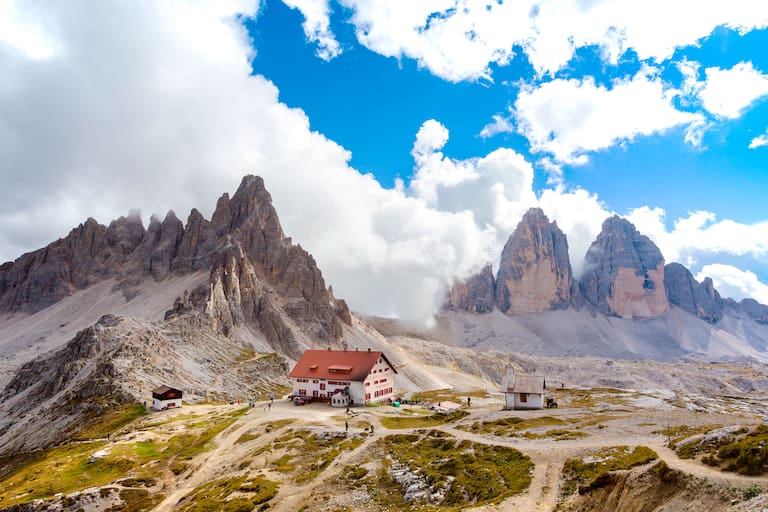 Die Drei-Zinnen-Hütte in den Dolomiten