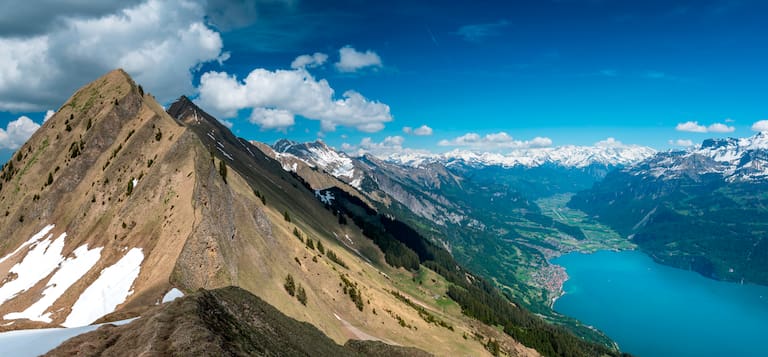 Panorama-Ausblick vom Brienzergrat in den Berner Alpen  