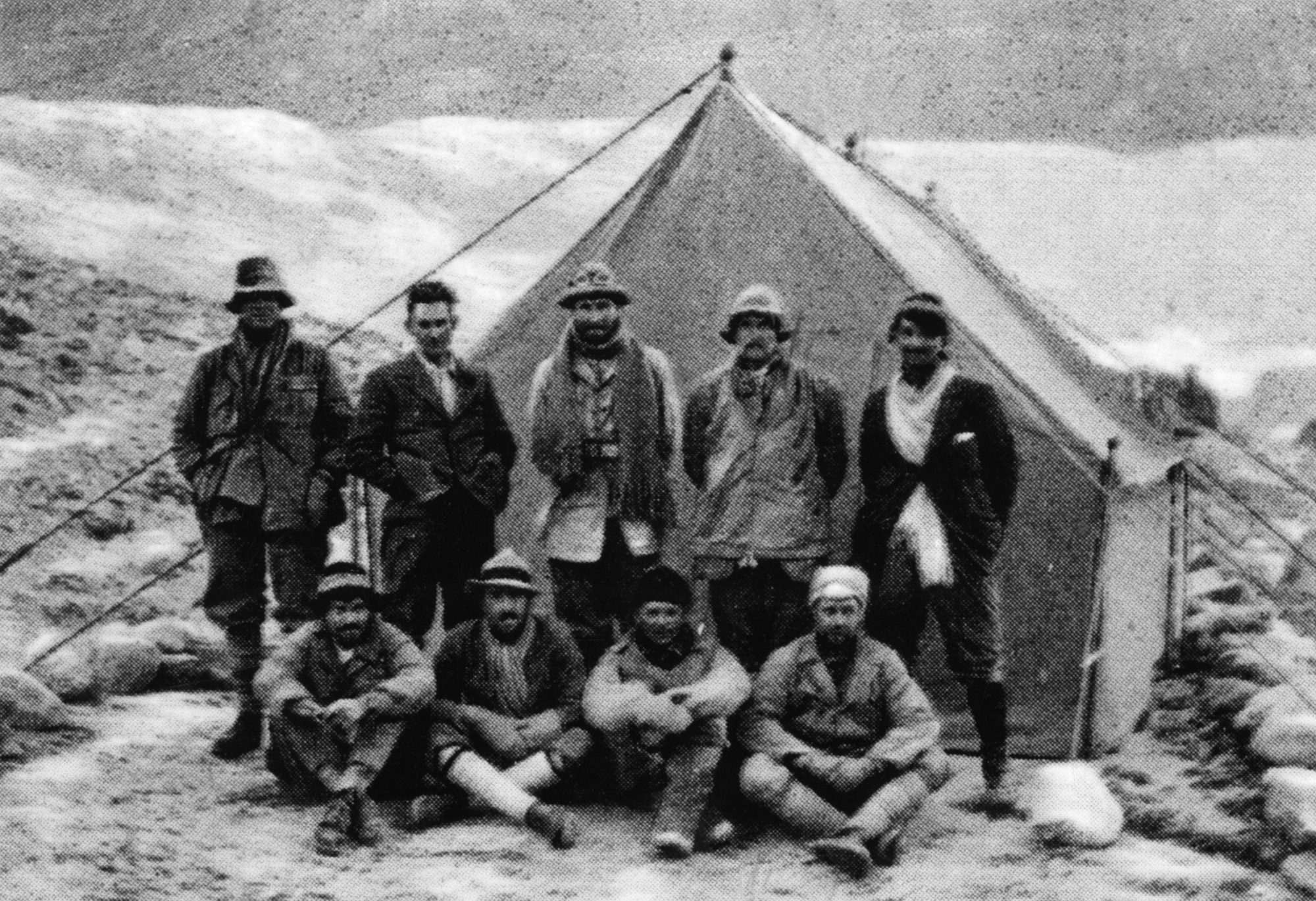 1924: Edward Norton (Mitte hintere Reihe) und Howard Somervell (Dritter vordere Reihe) am Mount Everest