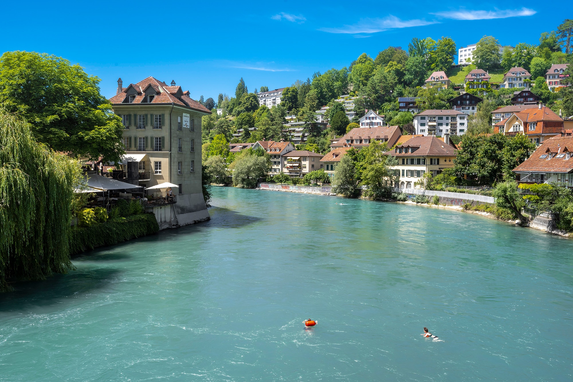 Manche Schwimmen in der Aare bis direkt nach Bern.