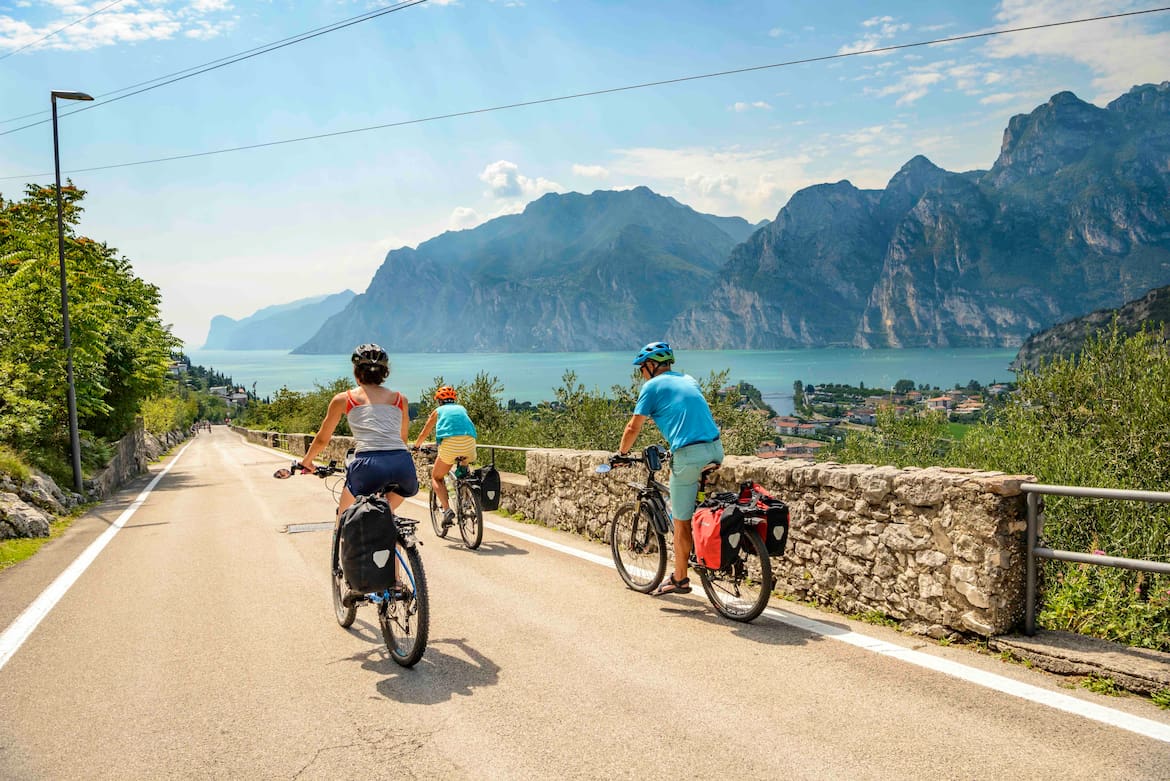 Fahrradfahrer auf der Via Europa, Radtour, Alpenüberquerung, Via Claudia Augusta, Blick auf Torbole, Gardasee