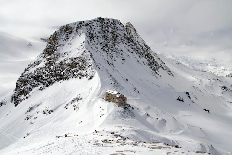 Die Britannia Hütte auf 3.030 m in den Walliser Alpen