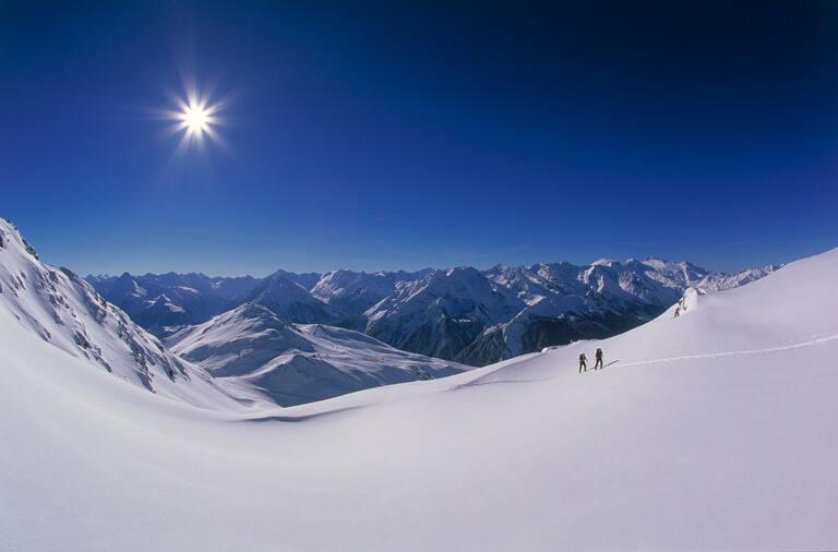 Skitour auf den Rastkogel (2.762 m) inmitten der Bergkulisse der Tuxer Alpen