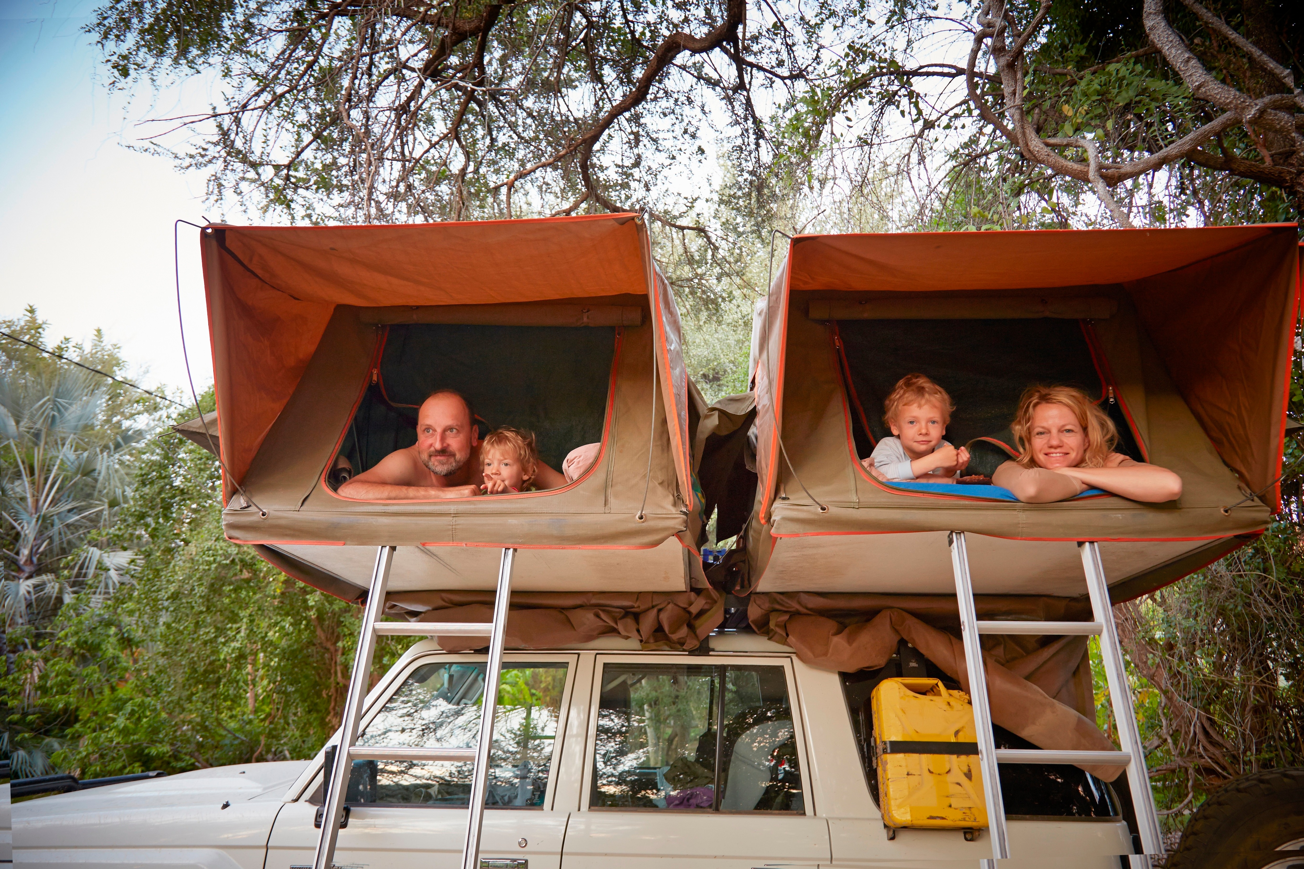 Egal ob mit dem Dachzelt, Campervan oder am Campingplatz: Ein Campingurlaub mit Kindern ist ein unvergessliches Abenteuer
