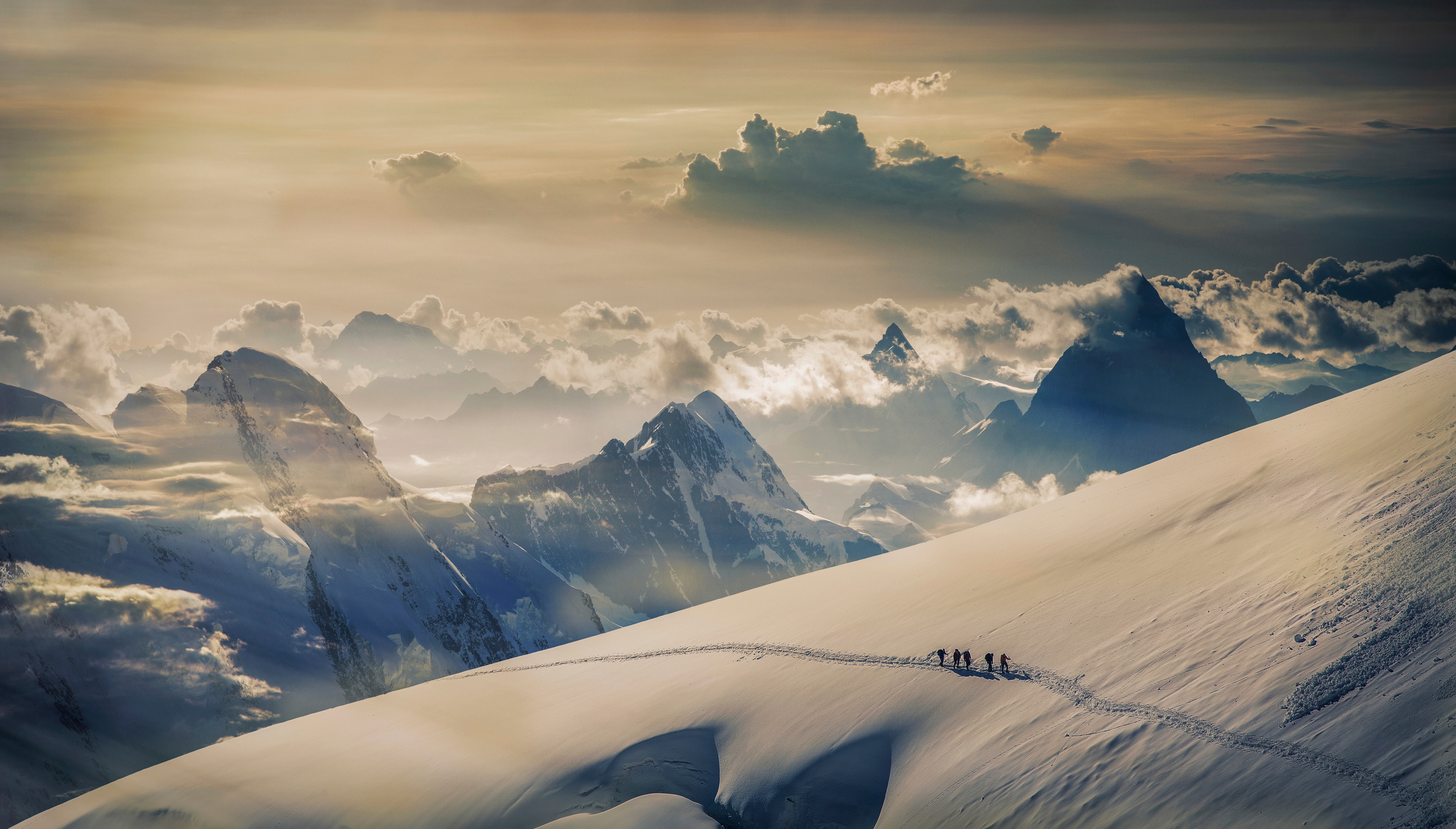 Skitourengeher unterwegs auf dem Jungfraugletscher im Berner Oberland, Schweiz