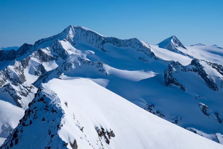 Dafür kann man nicht früh genug planen: Der Gipfel des Großvenedigers (3.666 m) ist ein beliebtes Skihochtourenziel im Frühjahr 
