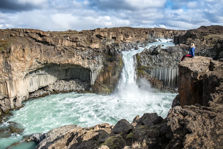 Der Wasserfall Aldeyjarfoss im Hochland von Island zwischen schroffen Felsen 