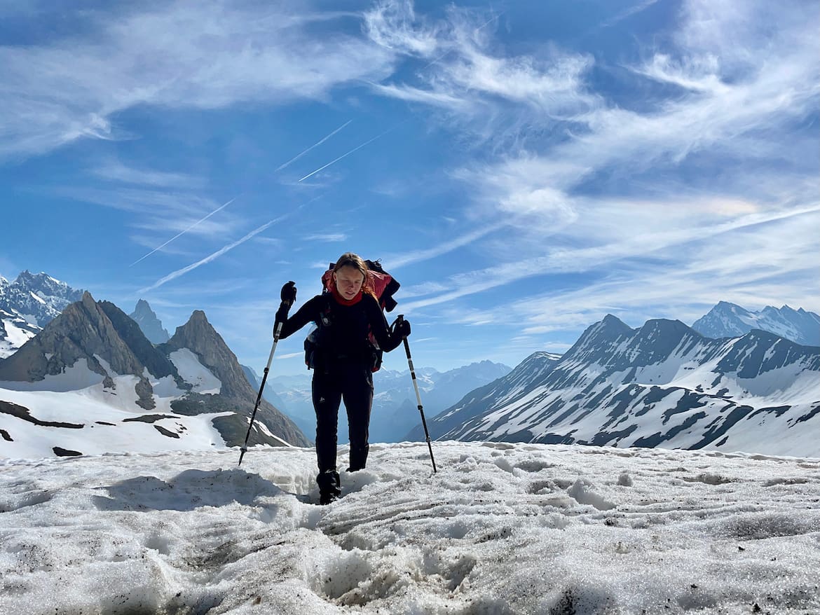 Sanna Wandtke wandert über Schneefelder am Mont Blanc