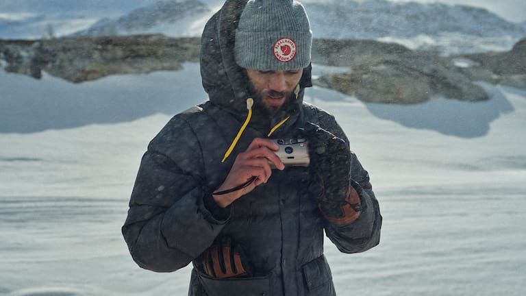 Mann in der Expedition Down Lite Jacket von Fjällräven im Winter