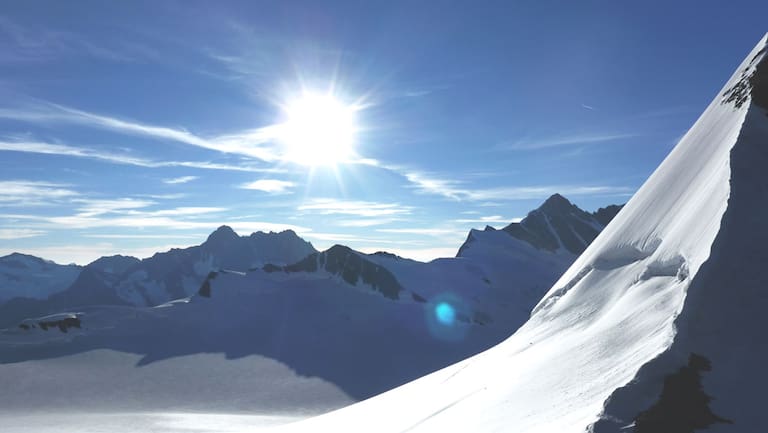 Der Morgen danach. Blick zum Gross Fiescherhorn (4.049 m), im Vordergrund der Grat des Trugberg.