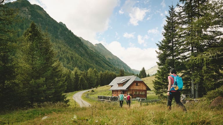 Wer in der steirischen Natur unterwegs ist, darf sich die Einkehr in eine der bewirtschafteten Hütten und Almen nicht entgehen lassen. Hier im Bild die Ebenhandlhütte auf 1.550 Metern in der Region Murau.