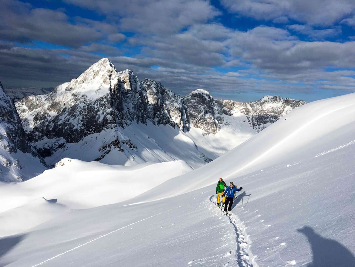 Mit Skitourenskiern die prächtige Bergwelt des Karnischen Kamms genießen.
