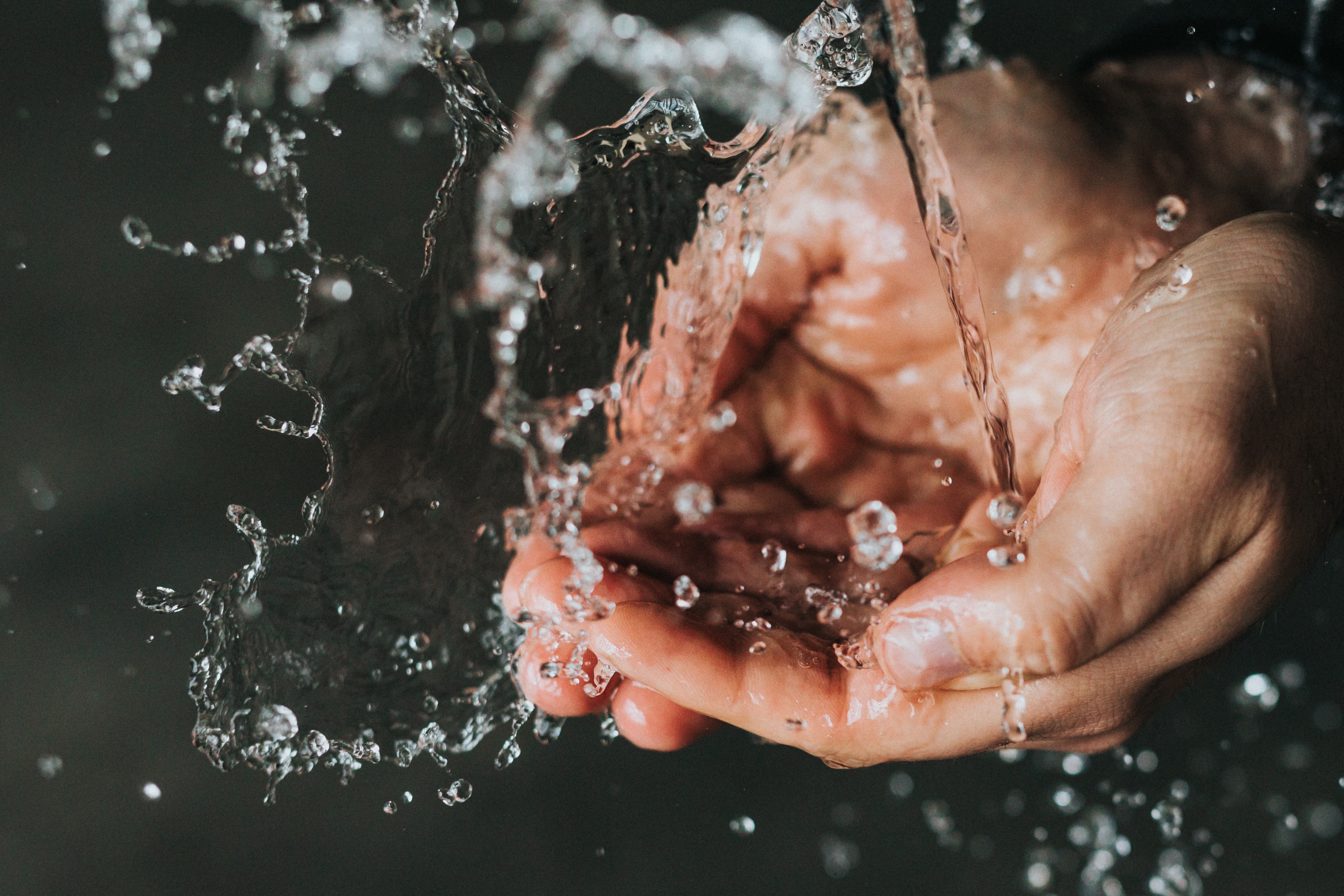 Richtig und umweltschonend Waschen – PFC und Mikroplastik bleiben im Grundwasser erhalten.