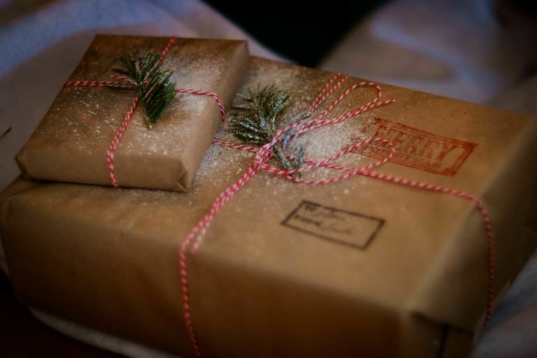 Auch mit einfachem, braunen Packpapier kann man Geschenke kreativ verpacken.