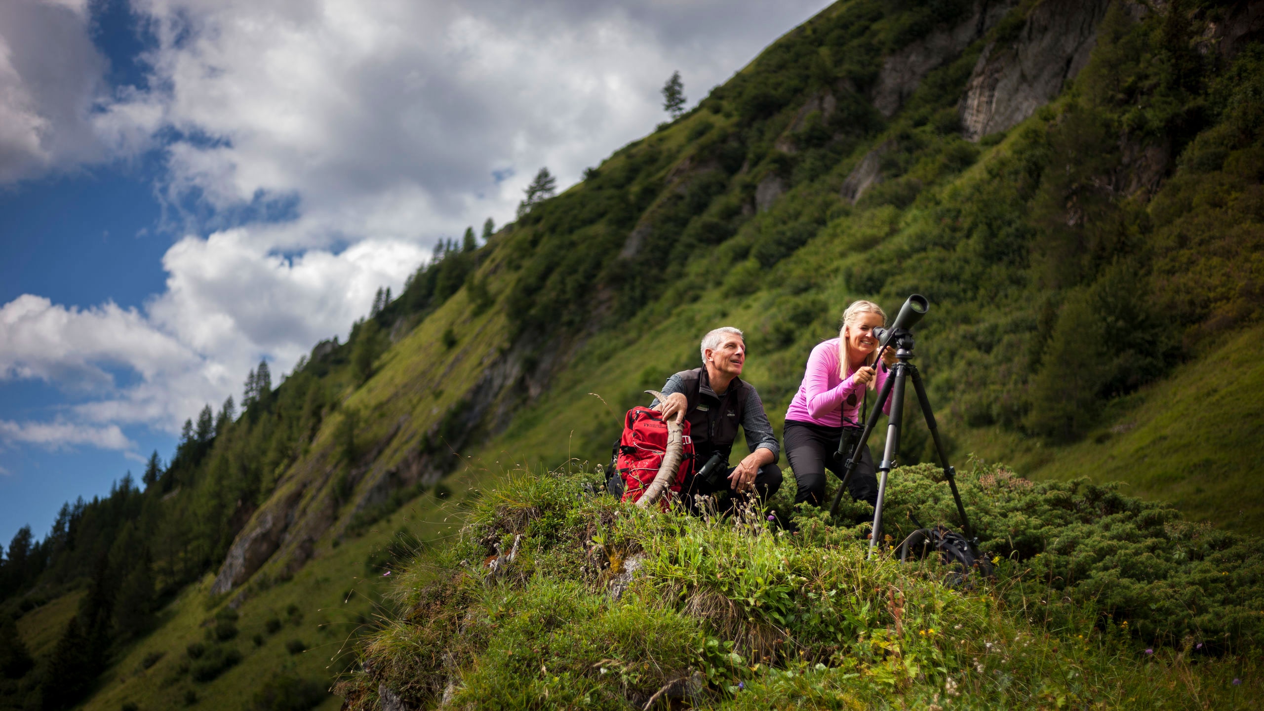 Osttirol: Nationalpark-Ranger bei der Wildtierbeobachtung im Nationalpark Hohe Tauern