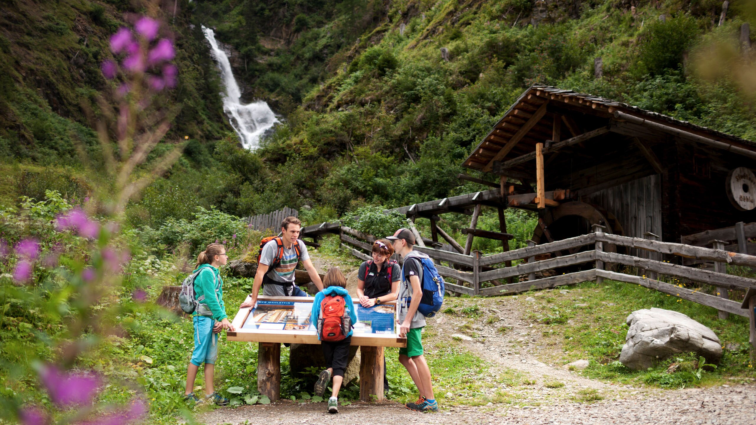 Nationalpark Hohe Tauern: Nationalpark-Ranger am Wassererlebnisweg im Defereggental in Osttirol