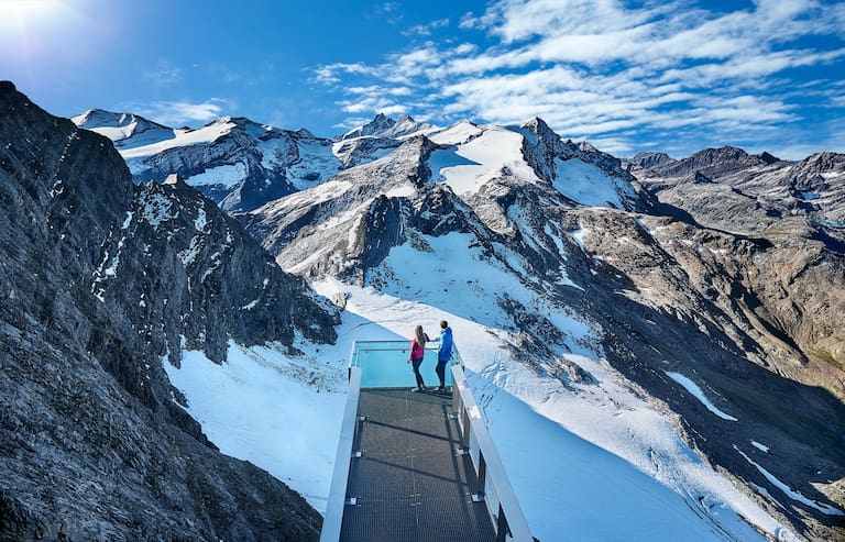 Auf der Aussichtsplattform „Nationalpark Gallery“ genießt man einen wunderbaren Blick über die Gipfel der Hohen Tauern.