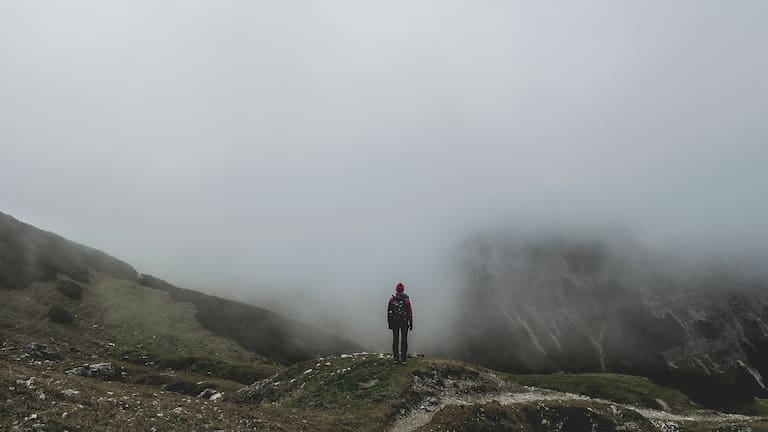 Bei Nebel am Berg: Mystischer Flair oder Gefahr