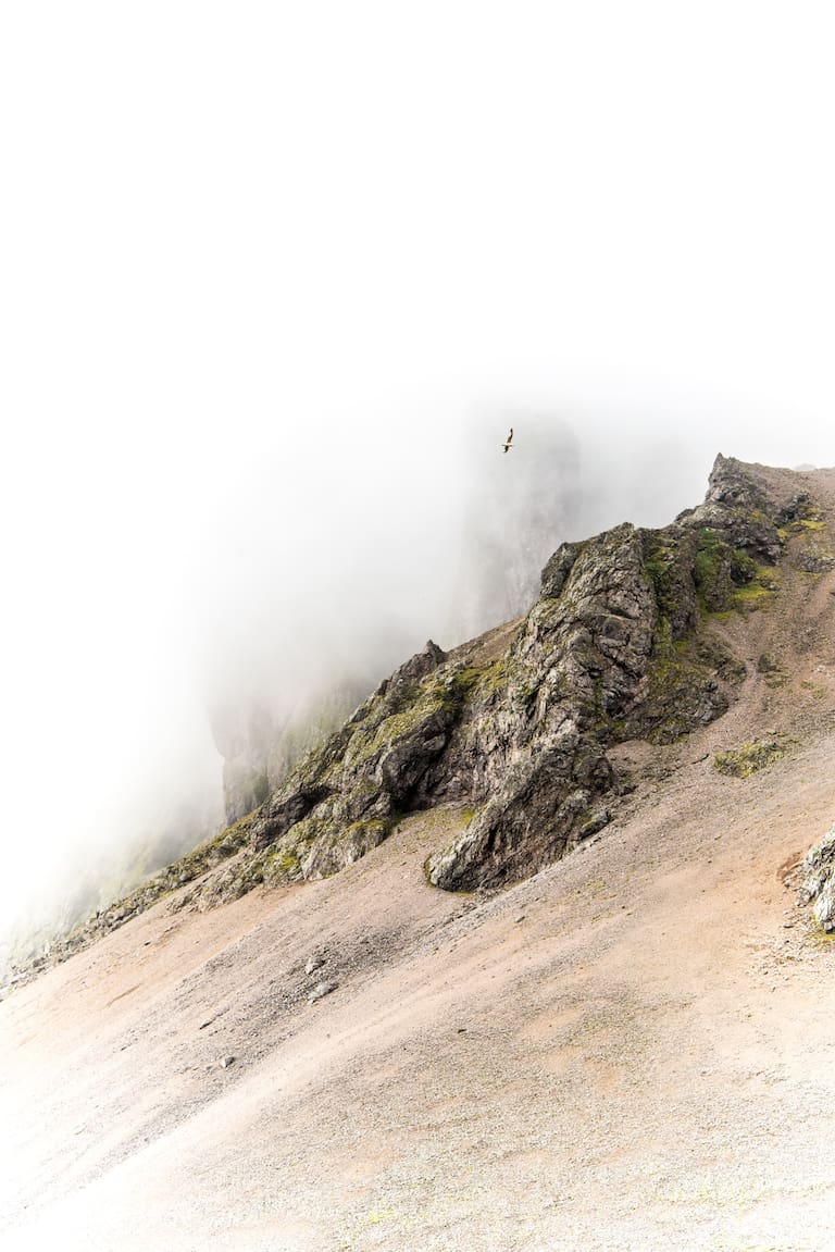 Nebelverhangene Felstürme an Islands Ostküste