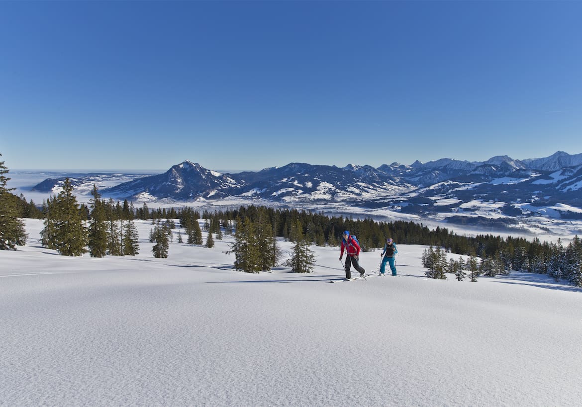 Zwei Skitourengeher in der Winterlandschaft.