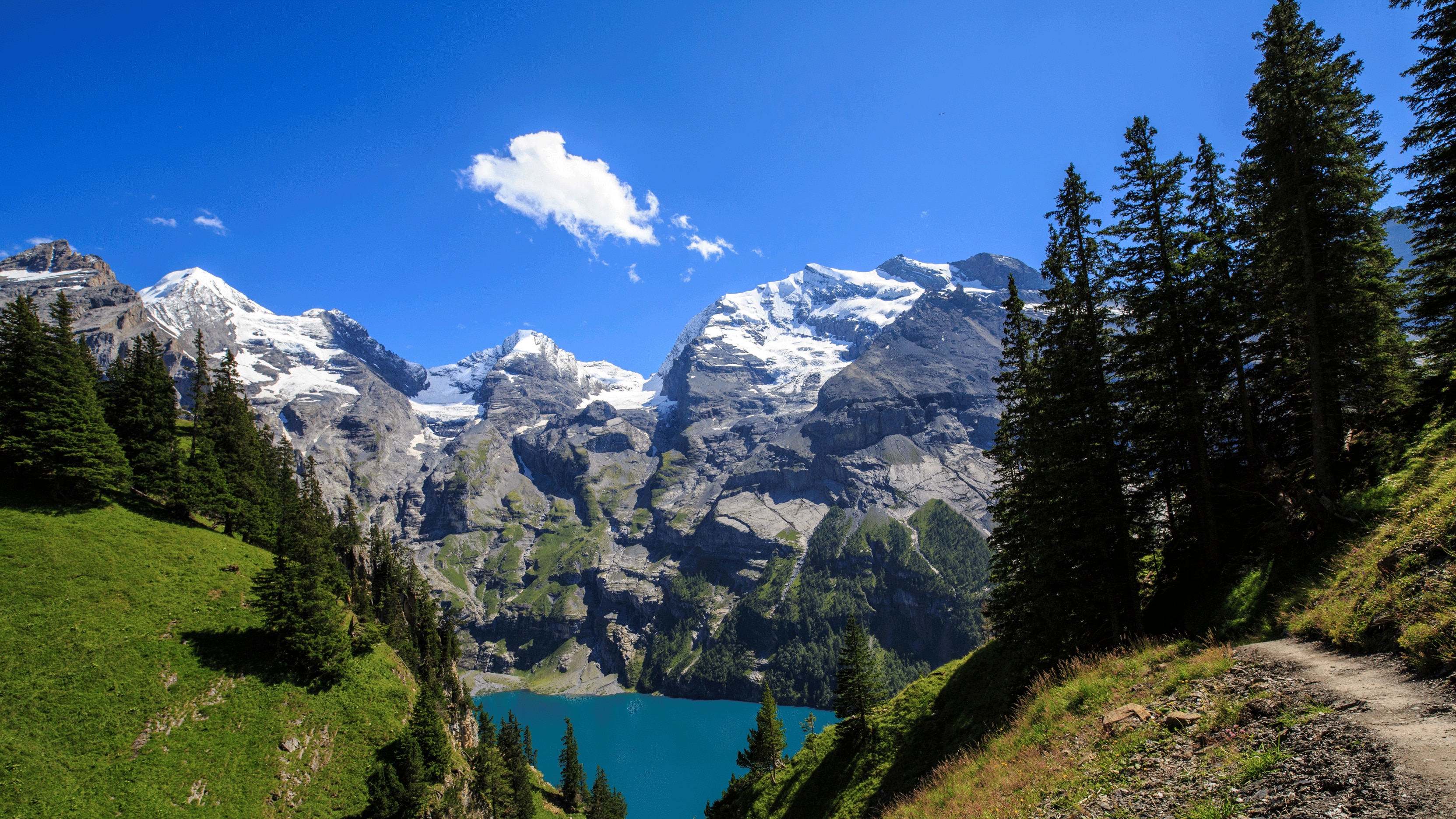 Blick über den Öschinensee in den Berner Alpen in der Schweiz