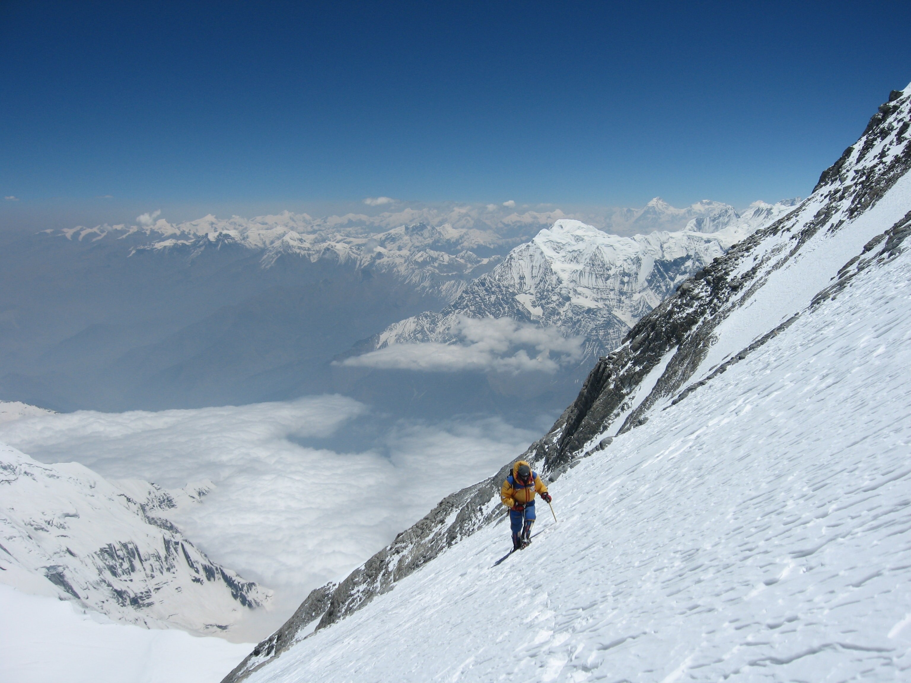 Bergsteiger in der Flanke vom Dhaulagiri