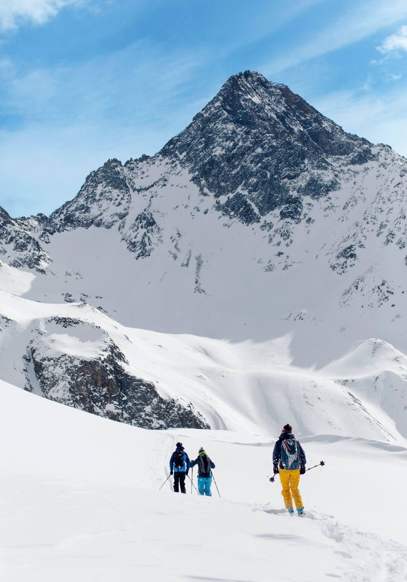 Die Skitourengruppe beim Aufstieg, dahinter der Gipfel des Glödis