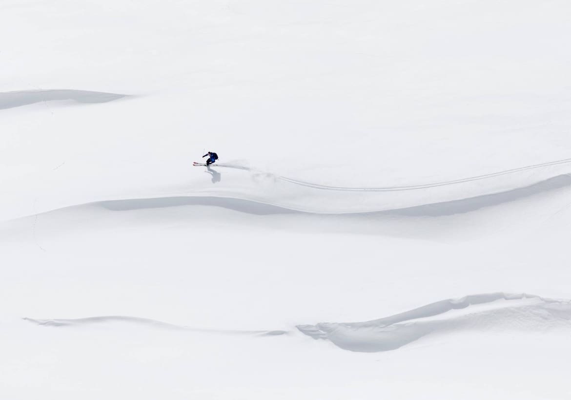 Ein Skifahrer bei der Abfahrt vom Bösen Weibl
