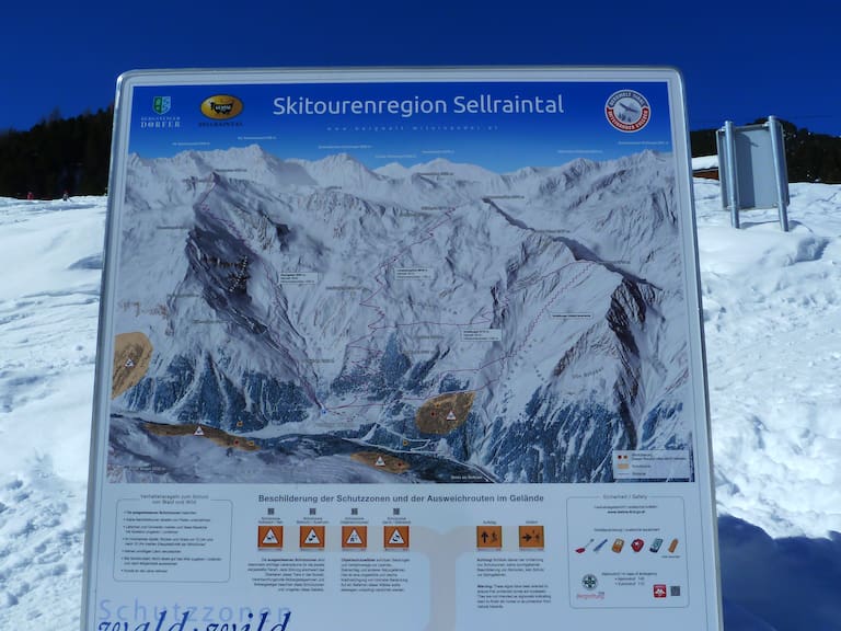 Auf dieser Tafel im Tourengebiet Praxmar im Sellraintal in Tirol wird im Rahmen des Projektes „Bergwelt Tirol - Miteinander erleben“ auf die Wildruhezonen hingewiesen.