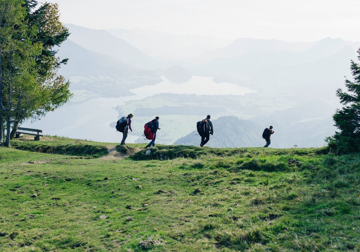 Wanderer auf einer Wiese