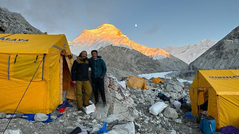 Beni und Prakash im Advanced Basecamp - im Hintergrund der Cho Oyu (8.188 m).