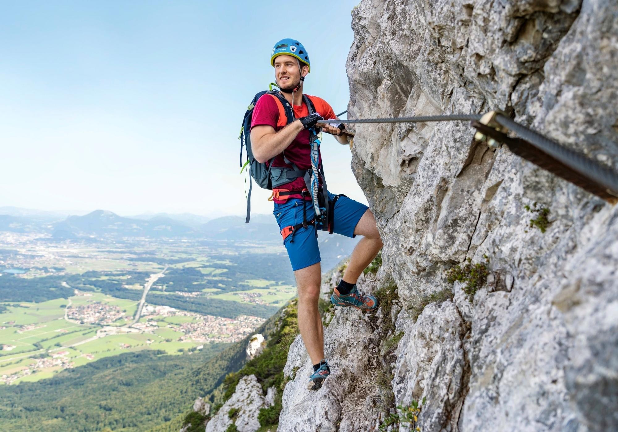 Die Aussicht vom Klettersteig reicht bis ins Salzburger Land
