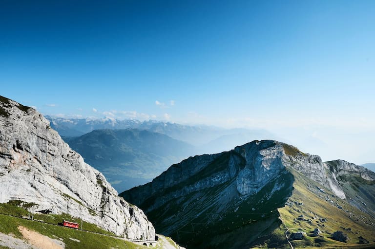 Der 2.106 m hohe Pilatus liegt südlich von Luzern und thront erhaben über dem Vierwaldstättersee