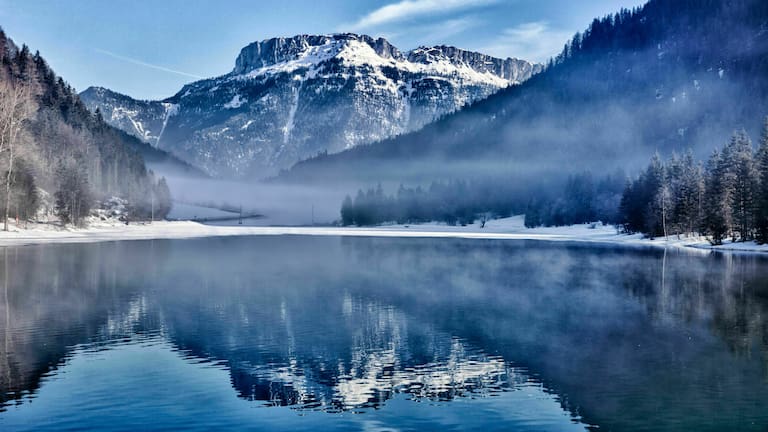 Tiroler Pillersee im Winter: Blick auf die Steinplatte