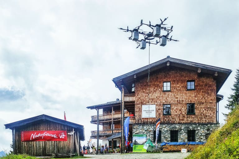 Die E-Drohne hebt ab: Pilotflug an der Pinzgauer Hütte bei Zell am See in Salzburg