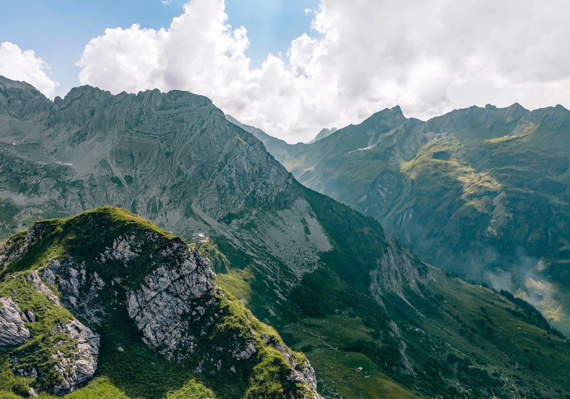 Die Berglandschaft rund um das Haus.