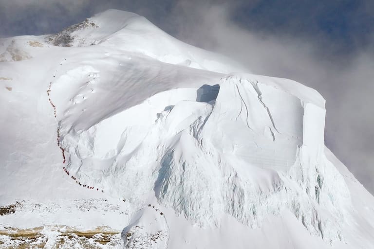 Der Gipfelbereich des K2 mit Bottleneck, Seracs und den aufsteigenden Bergsteigern