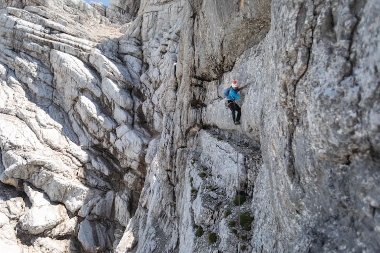Max Berger beim Klettern im Toten Gebirge.