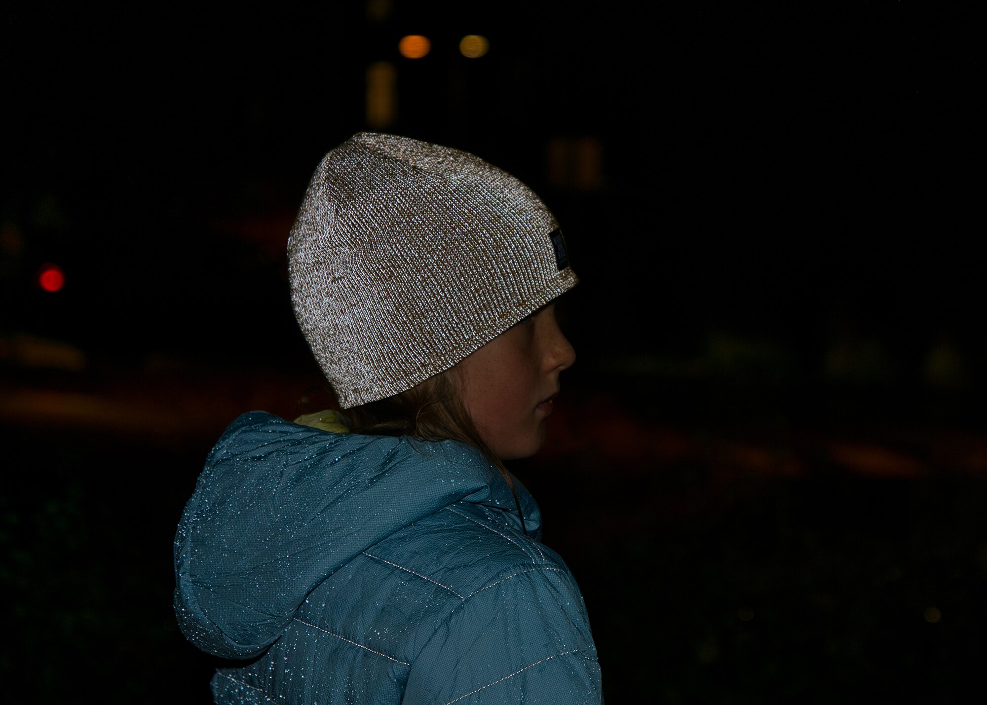Mädchen mit reflektierender Haube in der Nacht