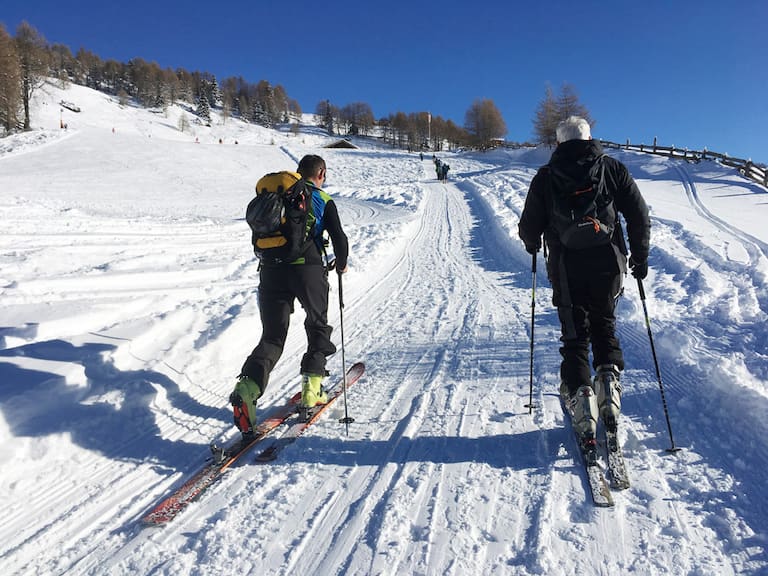 Im Skigebiet Reinswald wurde für Skitourengeher eine eigene Aufstiegsspur angelegt.