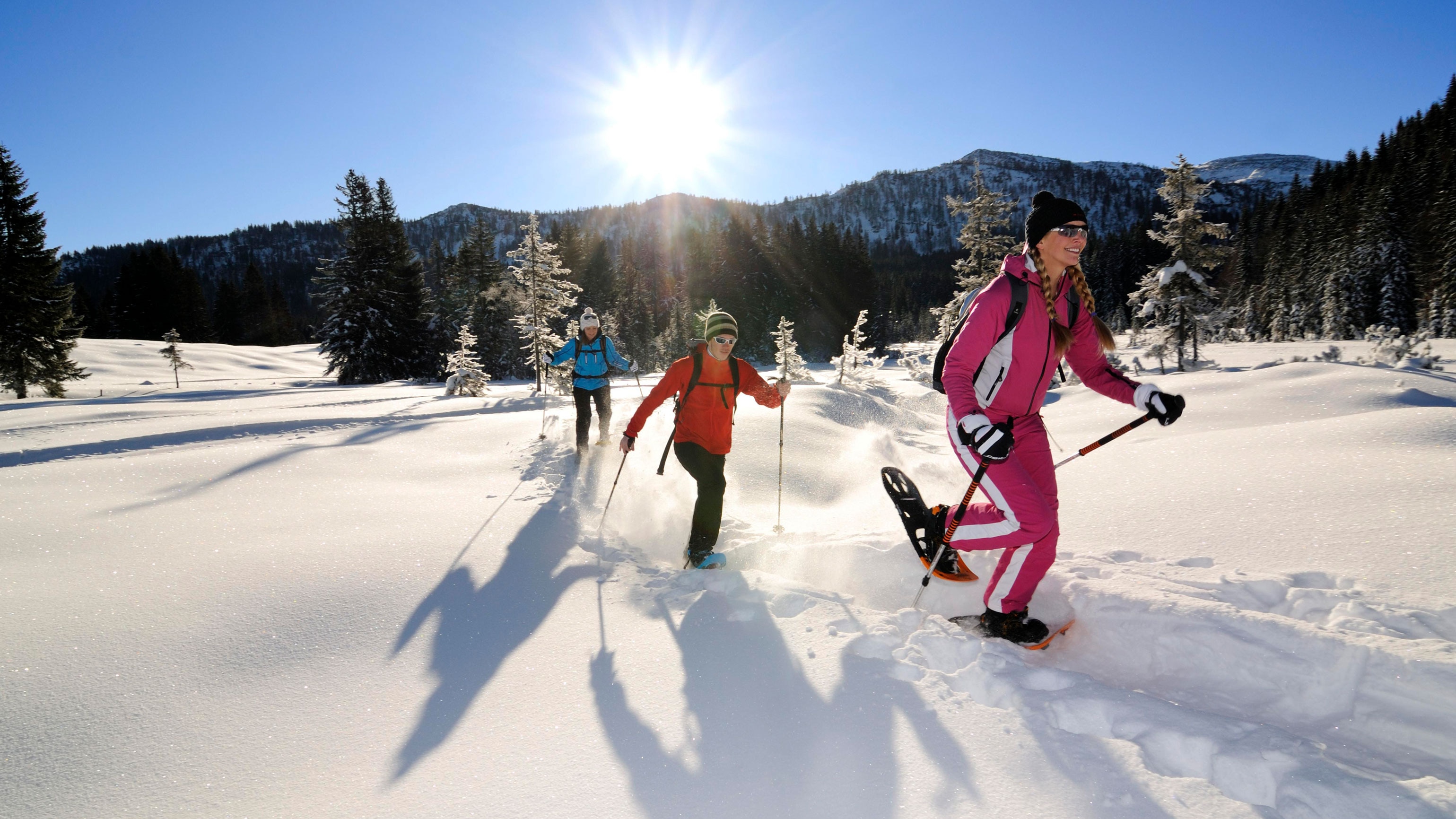 Schneeschuhwanderer bei Reit im Winkl im bayerischen Chiemgau