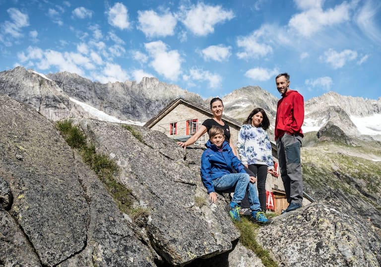 Julia Stauder und Martin Falkner, die Wirtsleute der Richterhütte, mit ihren Kindern Dora und Rian. Das Foto wurde 2018 aufgenommen 