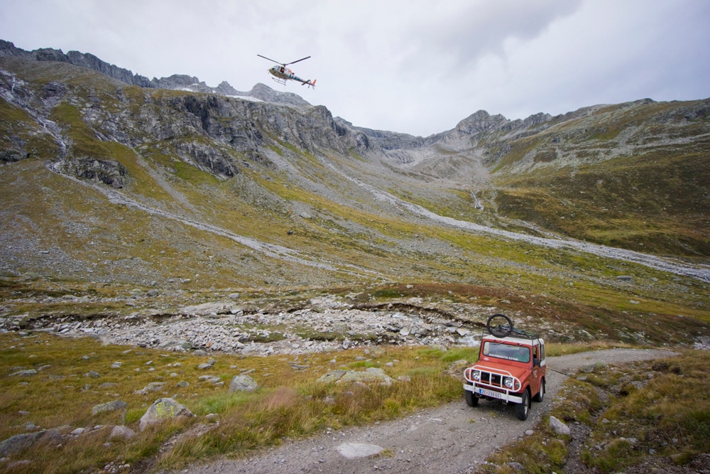 Auto und Helikopter in den Zillertaler Alpen