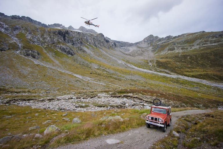 Auto und Helikopter in den Zillertaler Alpen