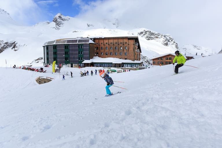 Das Berghotel Rudolfshütte mitten im Skigebiet beherbergt auch einen Skiverleih.